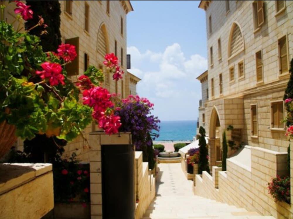Andromeda Hill Apartments And Spa Tel Aviv Bagian luar foto